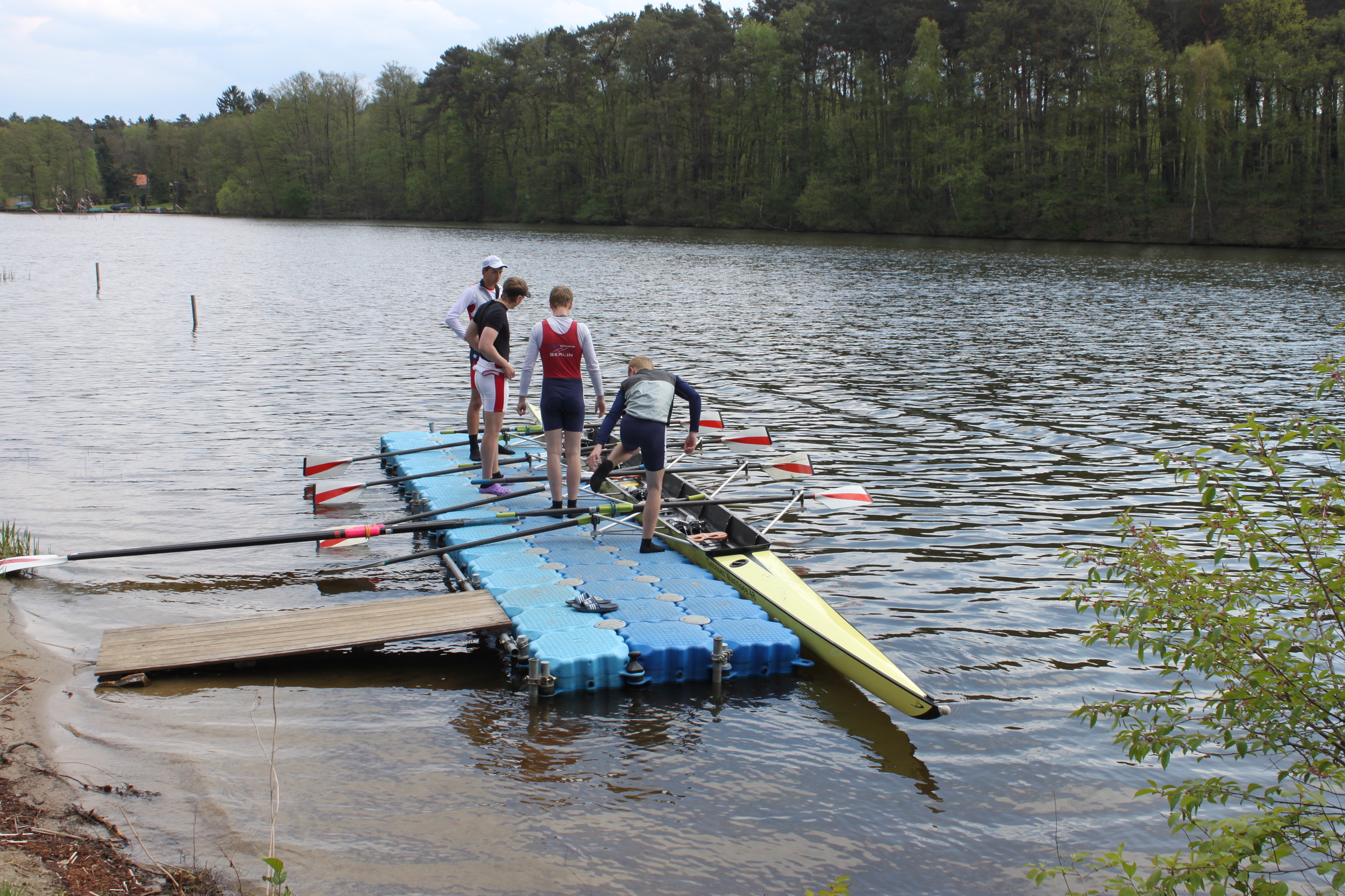 Ruderboote beim Trainingslager am Huschte See